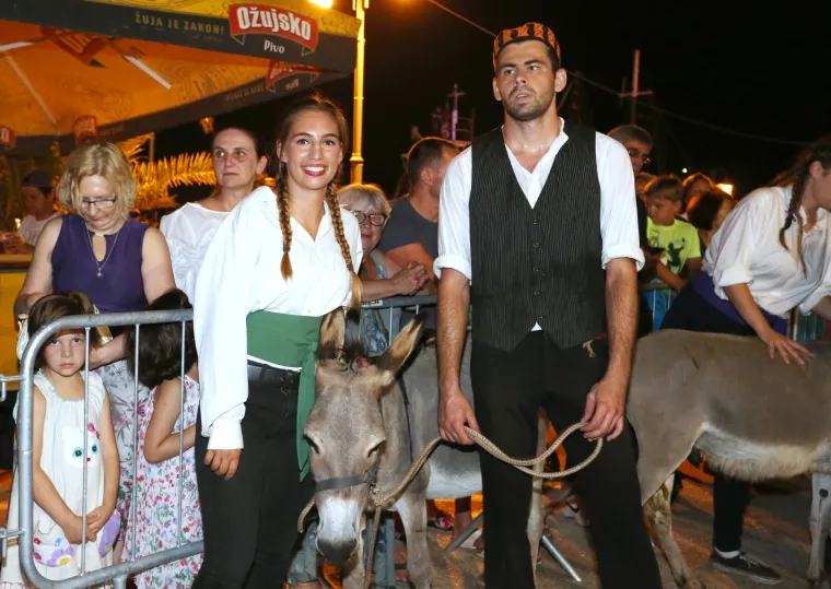 Tribunj: Povodom 50. jubilarne trke magaraca po prvi puta u povijesti jahale su žene