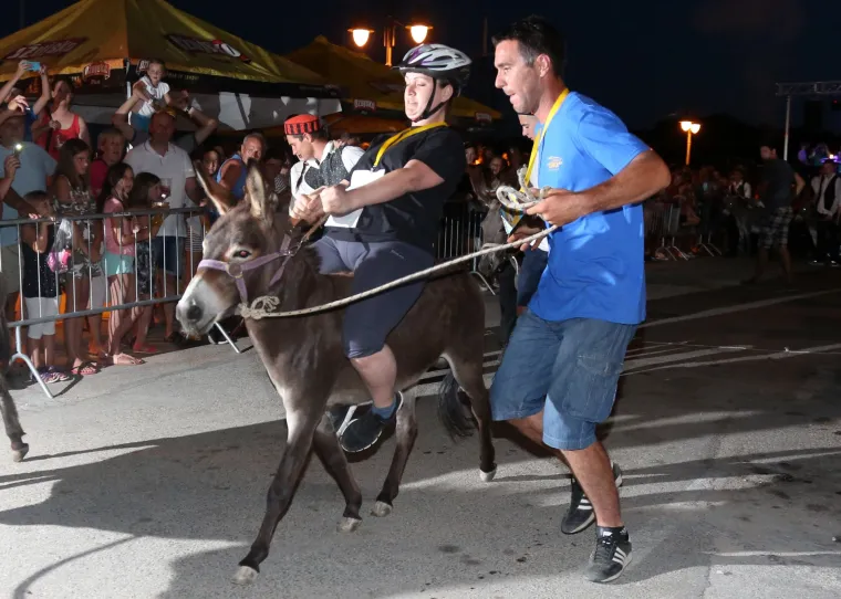 Tribunj: Povodom 50. jubilarne trke magaraca po prvi puta u povijesti jahale su žene