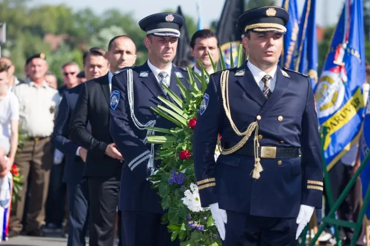 Polaganjem vijenaca i paljenjem svijeća podno spomen obilježja ispred policijske postaje, u Dalju je u utorak obilježena 26. obljetnica pogibije 39 hrvatskih branitelja u napadu pripadnika srpskih paravojnih postrojbi i bivše JNA na tamošnju policijsku postaju.