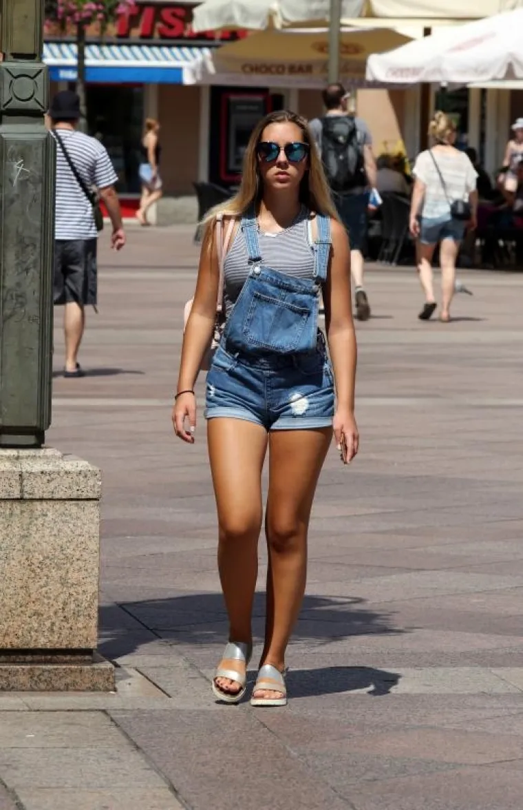 Vrući asfalt riječkog Korza pretvorio se u pravu modnu pistu kojom šeću djevojke u ljetnim haljinama i vrućim hlačicama. Vruće prizore iz Rijeke pogledajte u galeriji.