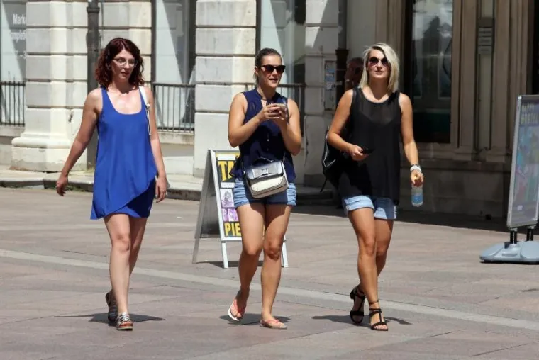 VRUĆE DJEVOJKE JOŠ VIŠE ZAGRIJALE KIPUĆI ASFALT: Djevojke u ljetnim haljinama i vrućim hlačicama prošetale Rijekom