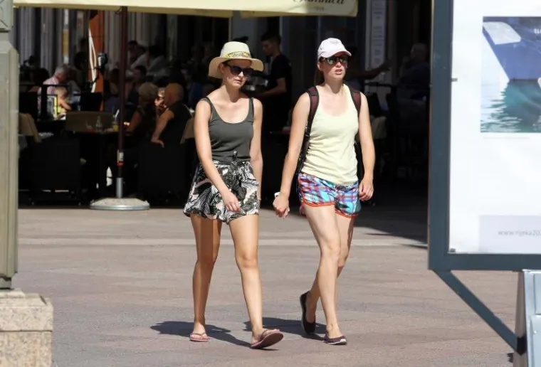 VRUĆE DJEVOJKE JO&Scaron; VI&Scaron;E ZAGRIJALE KIPUĆI ASFALT: Djevojke u ljetnim haljinama i vrućim hlačicama pro&scaron;etale Rijekom