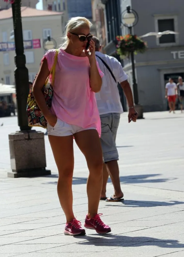 VRUĆE DJEVOJKE JO&Scaron; VI&Scaron;E ZAGRIJALE KIPUĆI ASFALT: Djevojke u ljetnim haljinama i vrućim hlačicama pro&scaron;etale Rijekom