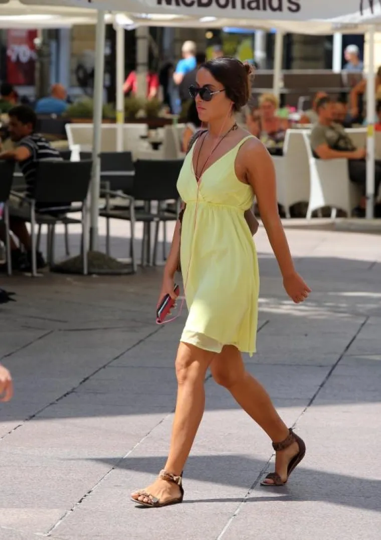 VRUĆE DJEVOJKE JO&Scaron; VI&Scaron;E ZAGRIJALE KIPUĆI ASFALT: Djevojke u ljetnim haljinama i vrućim hlačicama pro&scaron;etale Rijekom