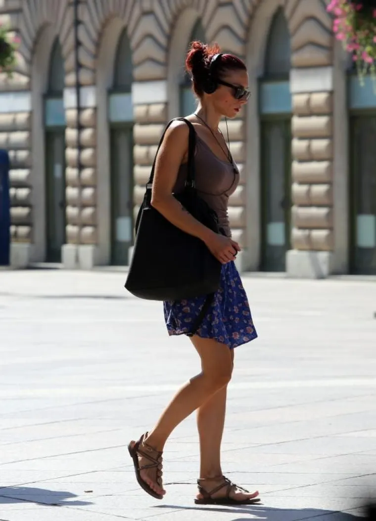 VRUĆE DJEVOJKE JO&Scaron; VI&Scaron;E ZAGRIJALE KIPUĆI ASFALT: Djevojke u ljetnim haljinama i vrućim hlačicama pro&scaron;etale Rijekom