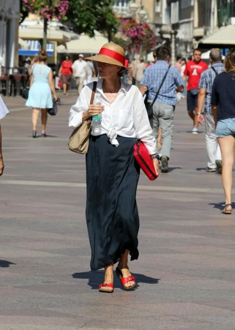 VRUĆE DJEVOJKE JO&Scaron; VI&Scaron;E ZAGRIJALE KIPUĆI ASFALT: Djevojke u ljetnim haljinama i vrućim hlačicama pro&scaron;etale Rijekom