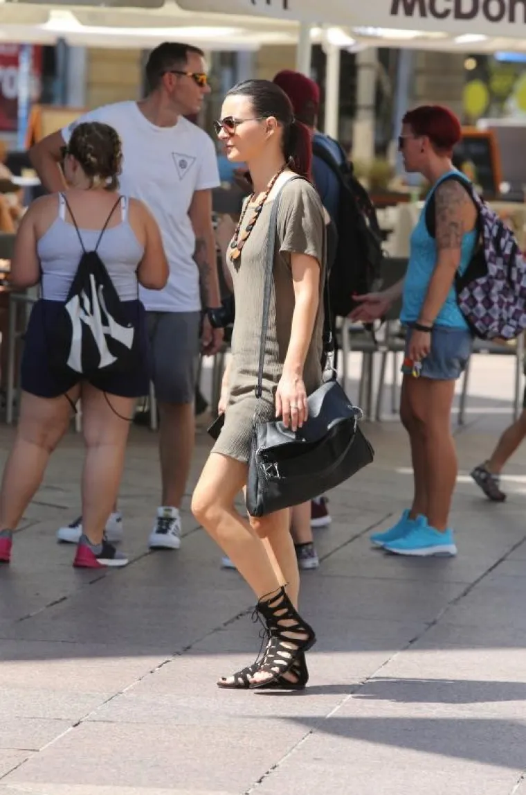 VRUĆE DJEVOJKE JO&Scaron; VI&Scaron;E ZAGRIJALE KIPUĆI ASFALT: Djevojke u ljetnim haljinama i vrućim hlačicama pro&scaron;etale Rijekom