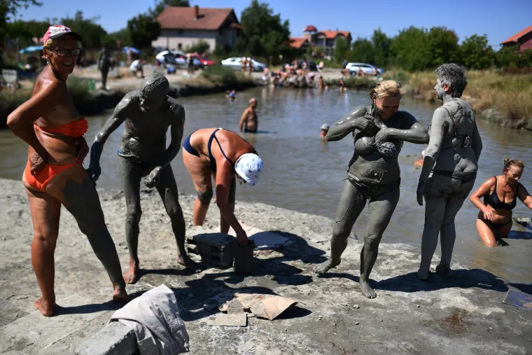 Posjetitelji "Kaljave banje" mažu se ljekovitim blatom