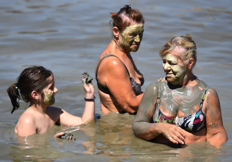 Posjetitelji "Kaljave banje" mažu se ljekovitim blatom