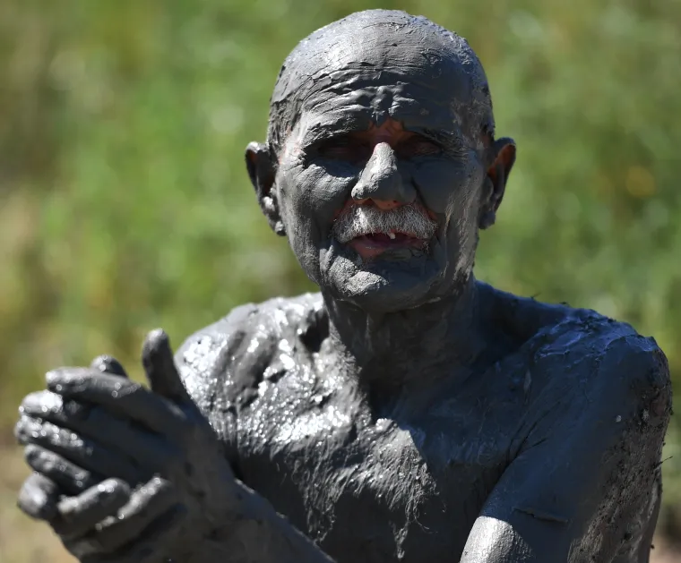 Posjetitelji "Kaljave banje" mažu se ljekovitim blatom