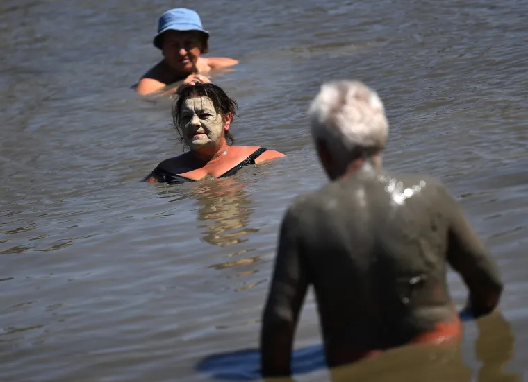 Posjetitelji "Kaljave banje" mažu se ljekovitim blatom