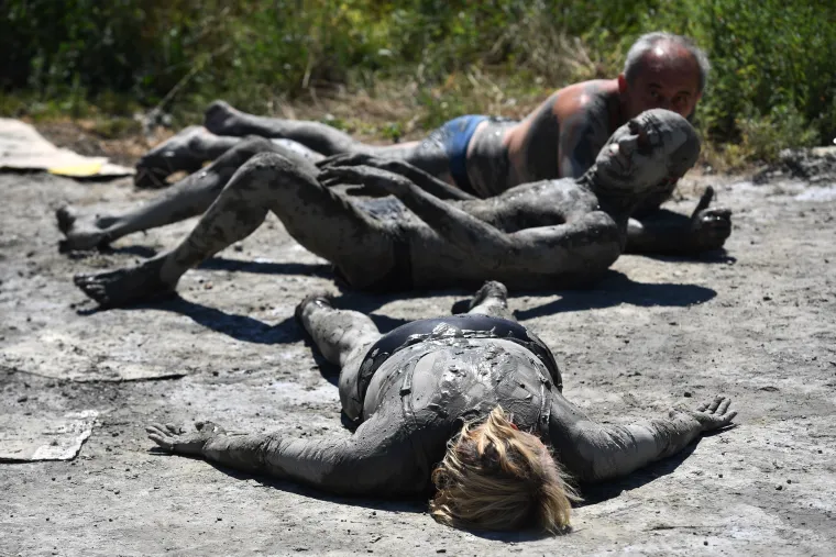 Posjetitelji "Kaljave banje" mažu se ljekovitim blatom