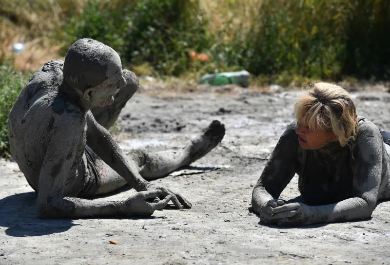 Posjetitelji "Kaljave banje" mažu se ljekovitim blatom