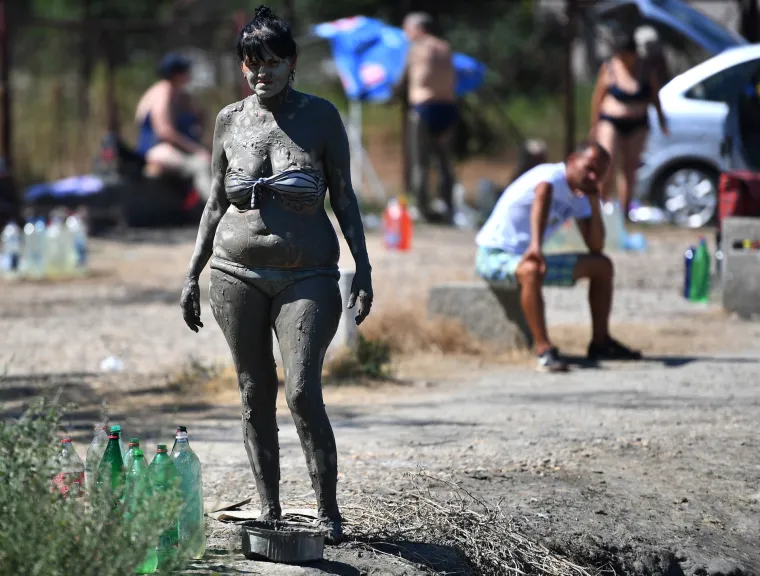 Posjetitelji "Kaljave banje" mažu se ljekovitim blatom