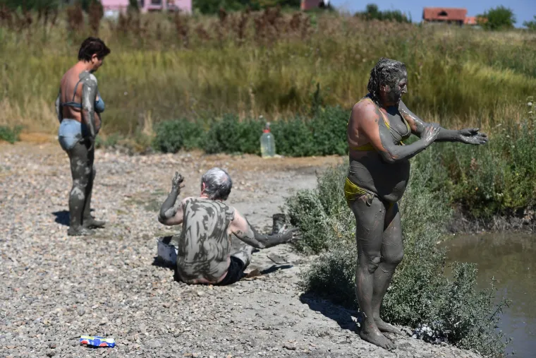 Posjetitelji "Kaljave banje" mažu se ljekovitim blatom