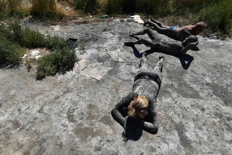 Posjetitelji "Kaljave banje" mažu se ljekovitim blatom