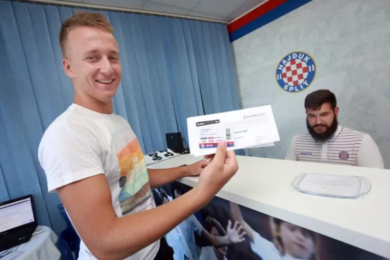 Disciplinska komisija UEFA-e djelomično je uvažila žalbu Hajduka čiji će navijači, u četvrtak 3. kolovoza, moći doći na poljudski stadion na kojem "Bili" u uzvratnoj utakmici 3. pretkola Europske lige dočekuju danski Br&oslash;ndby nakon 0:0 u prvom susretu. Navijači su odu&scaron;evljeni odlukom pojurili po ulaznice, koje će zasigurno vrlo skoro biti rasprodane.
Ipak Poljud neće biti "potpuno popunjen" je je UEFA zabranila dolazak navijača na jedan sektor stadiona s najmanje 500 sjedećih mjesta i kaznila Hajduk novčanom kaznom od 35.000 eura.