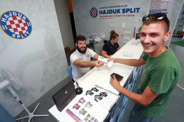 Disciplinska komisija UEFA-e djelomično je uvažila žalbu Hajduka čiji će navijači, u četvrtak 3. kolovoza, moći doći na poljudski stadion na kojem "Bili" u uzvratnoj utakmici 3. pretkola Europske lige dočekuju danski Br&oslash;ndby nakon 0:0 u prvom susretu. Navijači su odu&scaron;evljeni odlukom pojurili po ulaznice, koje će zasigurno vrlo skoro biti rasprodane.
Ipak Poljud neće biti "potpuno popunjen" je je UEFA zabranila dolazak navijača na jedan sektor stadiona s najmanje 500 sjedećih mjesta i kaznila Hajduk novčanom kaznom od 35.000 eura.