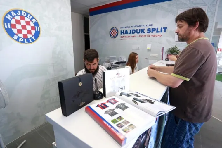 Disciplinska komisija UEFA-e djelomično je uvažila žalbu Hajduka čiji će navijači, u četvrtak 3. kolovoza, moći doći na poljudski stadion na kojem "Bili" u uzvratnoj utakmici 3. pretkola Europske lige dočekuju danski Br&oslash;ndby nakon 0:0 u prvom susretu. Navijači su odu&scaron;evljeni odlukom pojurili po ulaznice, koje će zasigurno vrlo skoro biti rasprodane.
Ipak Poljud neće biti "potpuno popunjen" je je UEFA zabranila dolazak navijača na jedan sektor stadiona s najmanje 500 sjedećih mjesta i kaznila Hajduk novčanom kaznom od 35.000 eura.