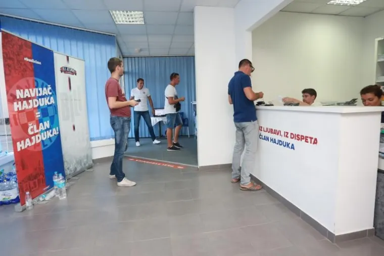 Disciplinska komisija UEFA-e djelomično je uvažila žalbu Hajduka čiji će navijači, u četvrtak 3. kolovoza, moći doći na poljudski stadion na kojem "Bili" u uzvratnoj utakmici 3. pretkola Europske lige dočekuju danski Br&oslash;ndby nakon 0:0 u prvom susretu. Navijači su odu&scaron;evljeni odlukom pojurili po ulaznice, koje će zasigurno vrlo skoro biti rasprodane.
Ipak Poljud neće biti "potpuno popunjen" je je UEFA zabranila dolazak navijača na jedan sektor stadiona s najmanje 500 sjedećih mjesta i kaznila Hajduk novčanom kaznom od 35.000 eura.