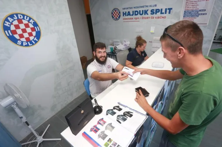 Disciplinska komisija UEFA-e djelomično je uvažila žalbu Hajduka čiji će navijači, u četvrtak 3. kolovoza, moći doći na poljudski stadion na kojem "Bili" u uzvratnoj utakmici 3. pretkola Europske lige dočekuju danski Br&oslash;ndby nakon 0:0 u prvom susretu. Navijači su odu&scaron;evljeni odlukom pojurili po ulaznice, koje će zasigurno vrlo skoro biti rasprodane.
Ipak Poljud neće biti "potpuno popunjen" je je UEFA zabranila dolazak navijača na jedan sektor stadiona s najmanje 500 sjedećih mjesta i kaznila Hajduk novčanom kaznom od 35.000 eura.