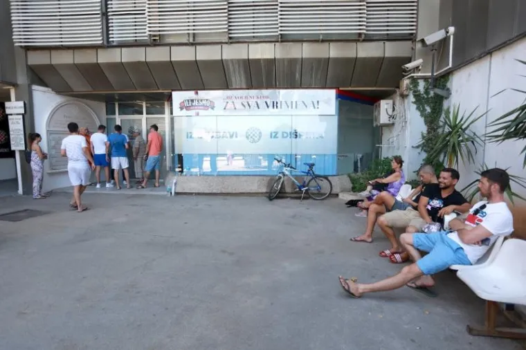 Disciplinska komisija UEFA-e djelomično je uvažila žalbu Hajduka čiji će navijači, u četvrtak 3. kolovoza, moći doći na poljudski stadion na kojem "Bili" u uzvratnoj utakmici 3. pretkola Europske lige dočekuju danski Br&oslash;ndby nakon 0:0 u prvom susretu. Navijači su odu&scaron;evljeni odlukom pojurili po ulaznice, koje će zasigurno vrlo skoro biti rasprodane.
Ipak Poljud neće biti "potpuno popunjen" je je UEFA zabranila dolazak navijača na jedan sektor stadiona s najmanje 500 sjedećih mjesta i kaznila Hajduk novčanom kaznom od 35.000 eura.