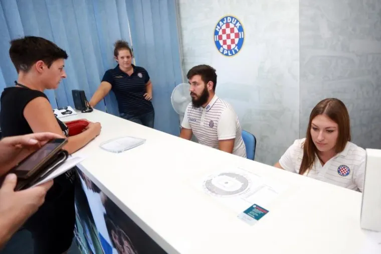 Disciplinska komisija UEFA-e djelomično je uvažila žalbu Hajduka čiji će navijači, u četvrtak 3. kolovoza, moći doći na poljudski stadion na kojem "Bili" u uzvratnoj utakmici 3. pretkola Europske lige dočekuju danski Br&oslash;ndby nakon 0:0 u prvom susretu. Navijači su odu&scaron;evljeni odlukom pojurili po ulaznice, koje će zasigurno vrlo skoro biti rasprodane.
Ipak Poljud neće biti "potpuno popunjen" je je UEFA zabranila dolazak navijača na jedan sektor stadiona s najmanje 500 sjedećih mjesta i kaznila Hajduk novčanom kaznom od 35.000 eura.