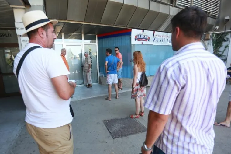 Disciplinska komisija UEFA-e djelomično je uvažila žalbu Hajduka čiji će navijači, u četvrtak 3. kolovoza, moći doći na poljudski stadion na kojem "Bili" u uzvratnoj utakmici 3. pretkola Europske lige dočekuju danski Br&oslash;ndby nakon 0:0 u prvom susretu. Navijači su odu&scaron;evljeni odlukom pojurili po ulaznice, koje će zasigurno vrlo skoro biti rasprodane.
Ipak Poljud neće biti "potpuno popunjen" je je UEFA zabranila dolazak navijača na jedan sektor stadiona s najmanje 500 sjedećih mjesta i kaznila Hajduk novčanom kaznom od 35.000 eura.