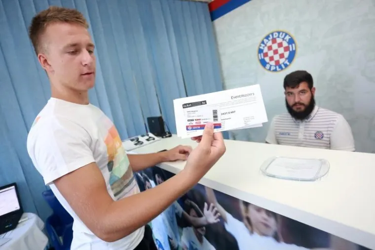 Disciplinska komisija UEFA-e djelomično je uvažila žalbu Hajduka čiji će navijači, u četvrtak 3. kolovoza, moći doći na poljudski stadion na kojem "Bili" u uzvratnoj utakmici 3. pretkola Europske lige dočekuju danski Br&oslash;ndby nakon 0:0 u prvom susretu. Navijači su odu&scaron;evljeni odlukom pojurili po ulaznice, koje će zasigurno vrlo skoro biti rasprodane.
Ipak Poljud neće biti "potpuno popunjen" je je UEFA zabranila dolazak navijača na jedan sektor stadiona s najmanje 500 sjedećih mjesta i kaznila Hajduk novčanom kaznom od 35.000 eura.