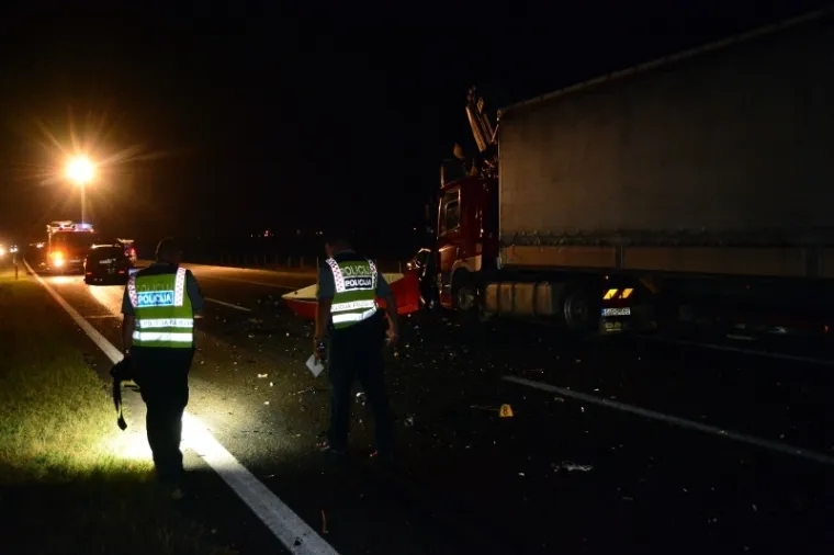 Slavonski Brod, na autocesti A3 nekoliko kilometara prije naplatnih kućica Slavonski Brod - zapad u sudaru teretnjaka i dvaju osobna automobila jedna osoba je smrtno stradala, a jo&scaron; nekoliko ih je ozlijeđeno.