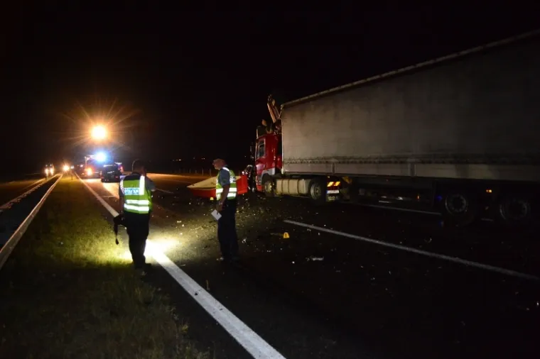 Slavonski Brod, na autocesti A3 nekoliko kilometara prije naplatnih kućica Slavonski Brod - zapad u sudaru teretnjaka i dvaju osobna automobila jedna osoba je smrtno stradala, a jo&scaron; nekoliko ih je ozlijeđeno.