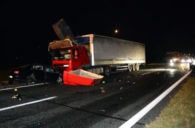 Slavonski Brod, na autocesti A3 nekoliko kilometara prije naplatnih kućica Slavonski Brod - zapad u sudaru teretnjaka i dvaju osobna automobila jedna osoba je smrtno stradala, a jo&scaron; nekoliko ih je ozlijeđeno.