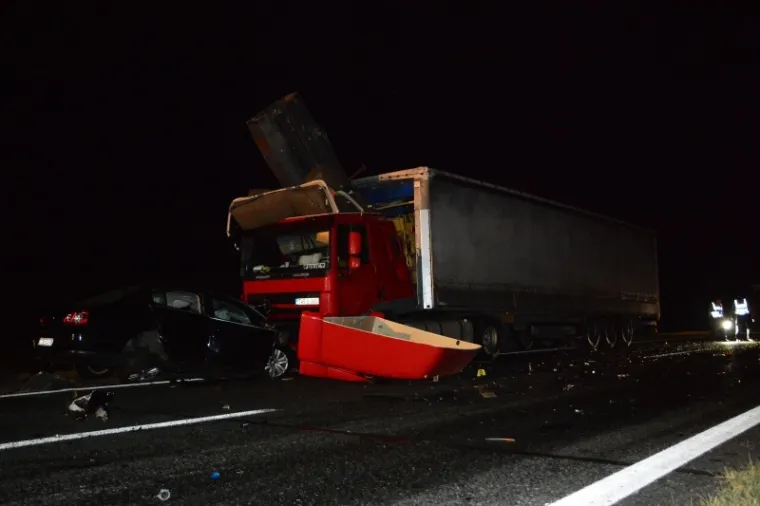 Slavonski Brod, na autocesti A3 nekoliko kilometara prije naplatnih kućica Slavonski Brod - zapad u sudaru teretnjaka i dvaju osobna automobila jedna osoba je smrtno stradala, a jo&scaron; nekoliko ih je ozlijeđeno.