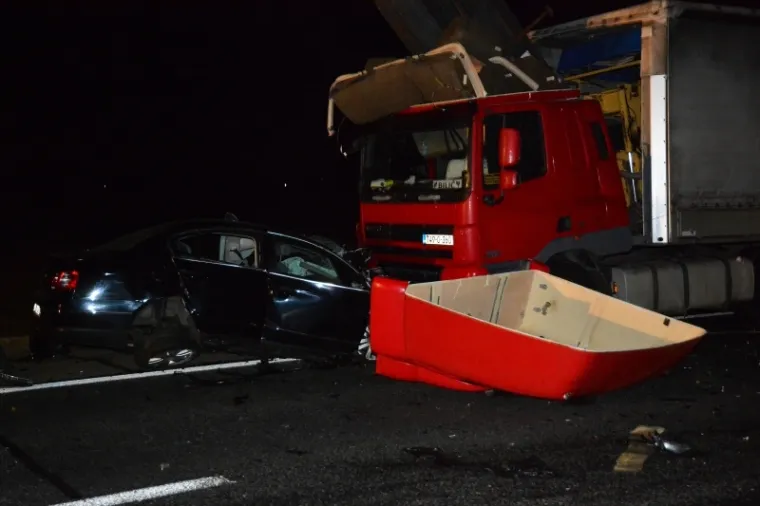 Slavonski Brod, na autocesti A3 nekoliko kilometara prije naplatnih kućica Slavonski Brod - zapad u sudaru teretnjaka i dvaju osobna automobila jedna osoba je smrtno stradala, a jo&scaron; nekoliko ih je ozlijeđeno.