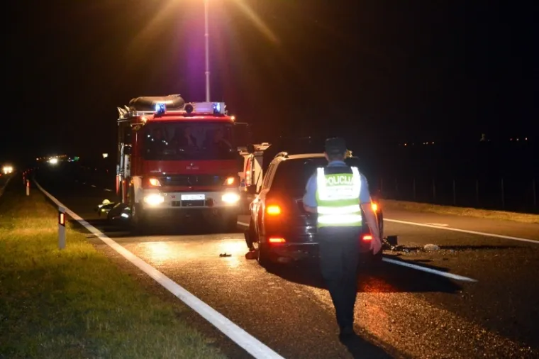 Slavonski Brod, na autocesti A3 nekoliko kilometara prije naplatnih kućica Slavonski Brod - zapad u sudaru teretnjaka i dvaju osobna automobila jedna osoba je smrtno stradala, a jo&scaron; nekoliko ih je ozlijeđeno.
