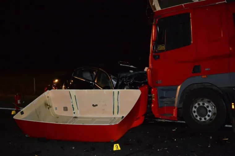 Slavonski Brod, na autocesti A3 nekoliko kilometara prije naplatnih kućica Slavonski Brod - zapad u sudaru teretnjaka i dvaju osobna automobila jedna osoba je smrtno stradala, a jo&scaron; nekoliko ih je ozlijeđeno.