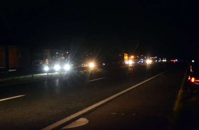 Slavonski Brod, na autocesti A3 nekoliko kilometara prije naplatnih kućica Slavonski Brod - zapad u sudaru teretnjaka i dvaju osobna automobila jedna osoba je smrtno stradala, a jo&scaron; nekoliko ih je ozlijeđeno.