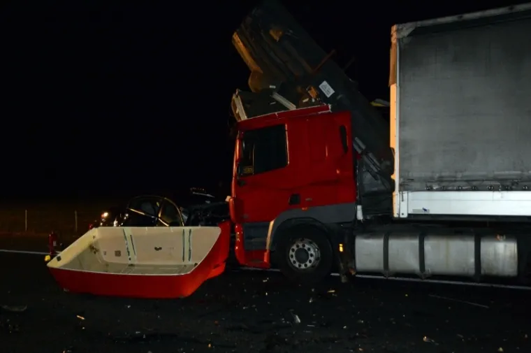 Slavonski Brod, na autocesti A3 nekoliko kilometara prije naplatnih kućica Slavonski Brod - zapad u sudaru teretnjaka i dvaju osobna automobila jedna osoba je smrtno stradala, a jo&scaron; nekoliko ih je ozlijeđeno.