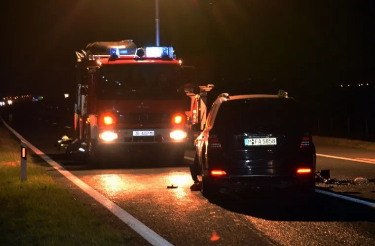 Slavonski Brod, na autocesti A3 nekoliko kilometara prije naplatnih kućica Slavonski Brod - zapad u sudaru teretnjaka i dvaju osobna automobila jedna osoba je smrtno stradala, a jo&scaron; nekoliko ih je ozlijeđeno.