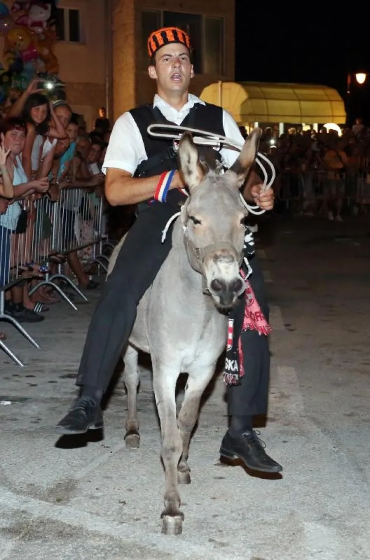 TOVAR MI&Scaron;KO OSVOJIO TITULU: Održana 50. jubilarna utrka magaraca u Tribunju, bilo je itekako zabavno