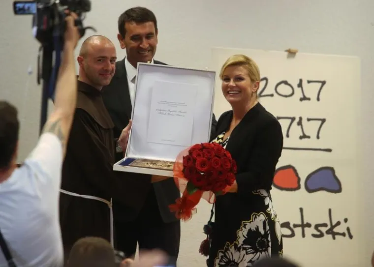 KOLINDA NA TURNEJI U IMOTSKOM: Posjetila izložbu pa se sva odu&scaron;evljena uvalila u oldtajmer