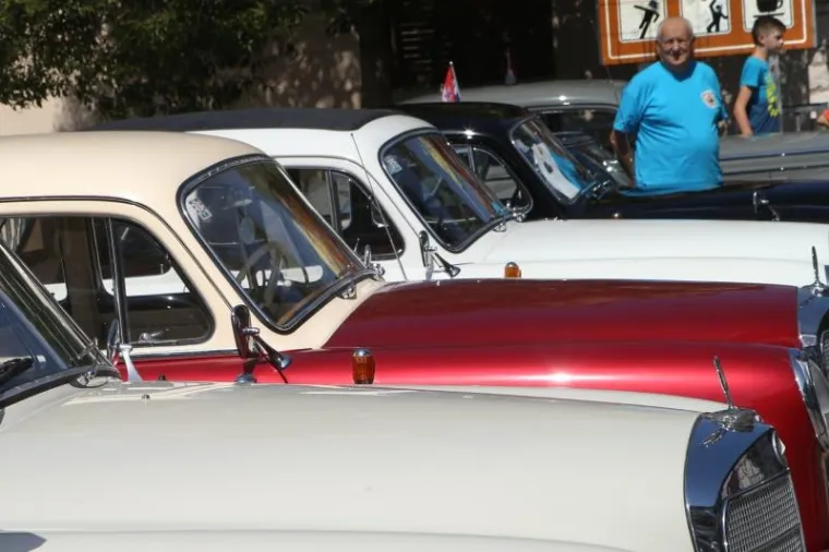 KOLINDA NA TURNEJI U IMOTSKOM: Posjetila izložbu pa se sva odu&scaron;evljena uvalila u oldtajmer