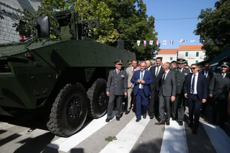 KOLINDA NA TURNEJI U IMOTSKOM: Posjetila izložbu pa se sva odu&scaron;evljena uvalila u oldtajmer