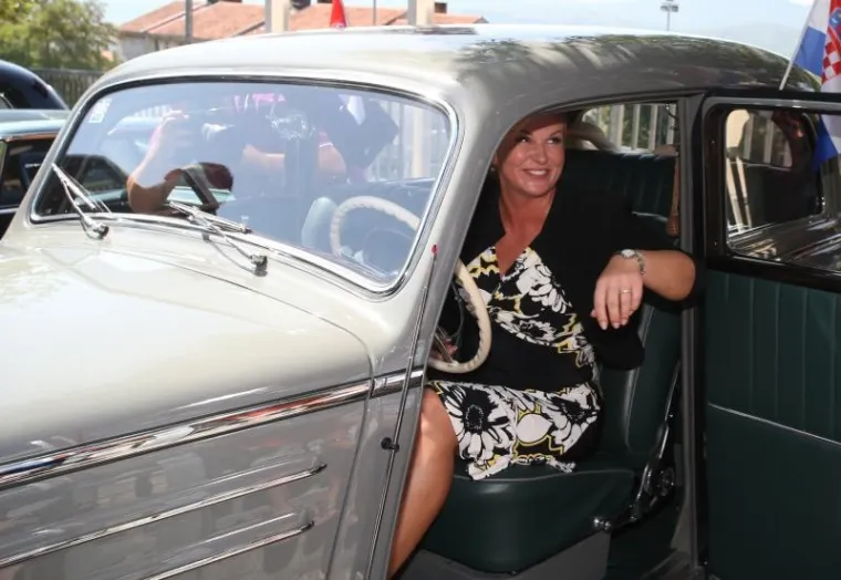 Predsjednica Kolinda Grabar-Kitarović posjetila je Imotski koji je u srijedu slavio 300, obljetnicu oslobođenja od Turaka.  U gradu je  razgledala i izložbu starih automobila