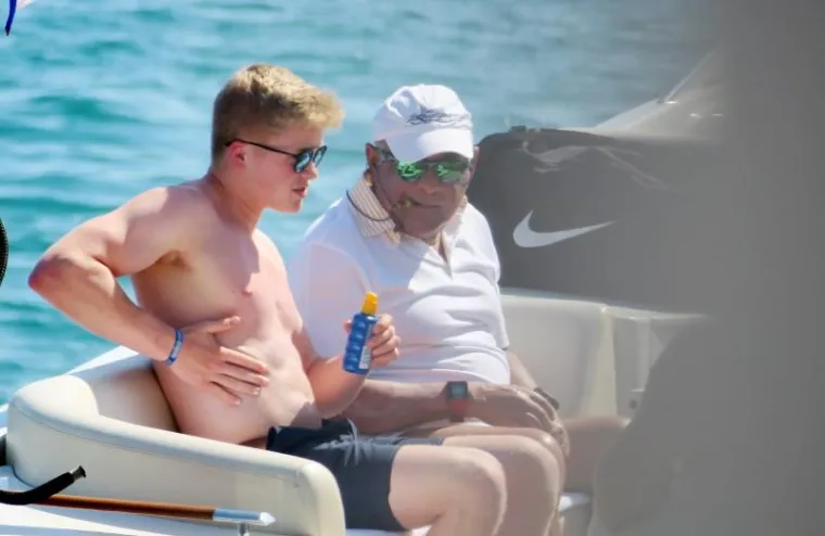 Nakon &scaron;to je tulumario kod Hvara, 562. milijunas na Forbesovoj listi, 71-godi&scaron;nji Kutayba Alghanim, na svojoj 77 metarskoj jahti Samara do&scaron;ao je u Split.  Kutayba Alghanim, vlasnik  je Alghanim Industries, najveće privatne tvrtke u Kuvajtu, koja broji 4000 zaposlenika.
Jahta Samara vrijedi oko 100 milijuna dolara, ima 7 luksuznih apartmana te helikopter. O gostima se brine 26 članova posade.   
U Hvaru je toliko glasno bančio sa svitom da otočani nisu mogli noćima spavati a navodno je intervenirala i policija.