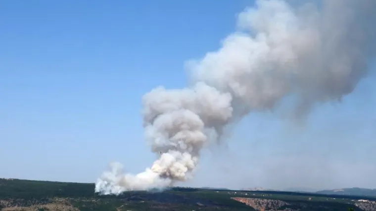 Vatrogasci i mještani gase požar kod Crvenog jezera