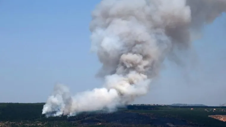 Vatrogasci i mještani gase požar kod Crvenog jezera