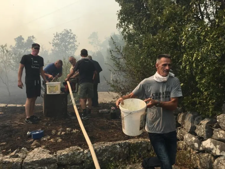 Vatrogasci i mještani gase požar kod Crvenog jezera