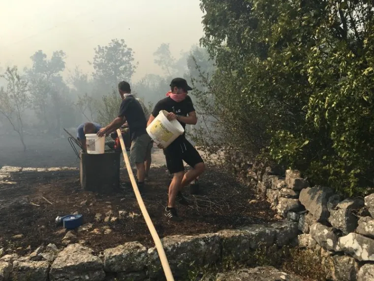 Vatrogasci i mještani gase požar kod Crvenog jezera