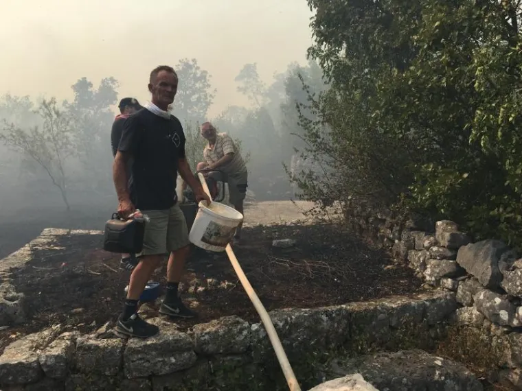 Vatrogasci i mještani gase požar kod Crvenog jezera
